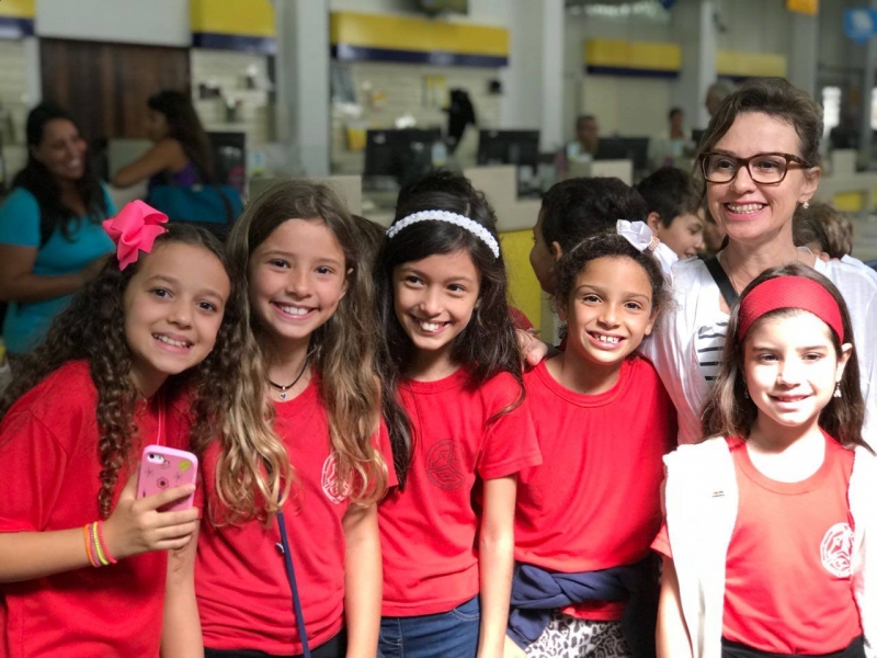 Garotada envia cartões poéticos para funcionários da rede