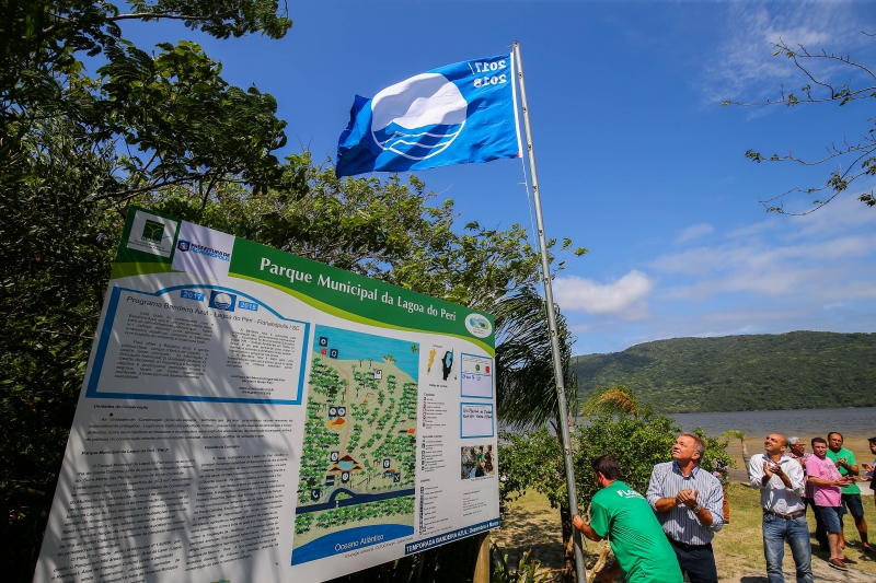 Bandeira Azul hasteada na Lagoa do Peri pelo terceiro ano