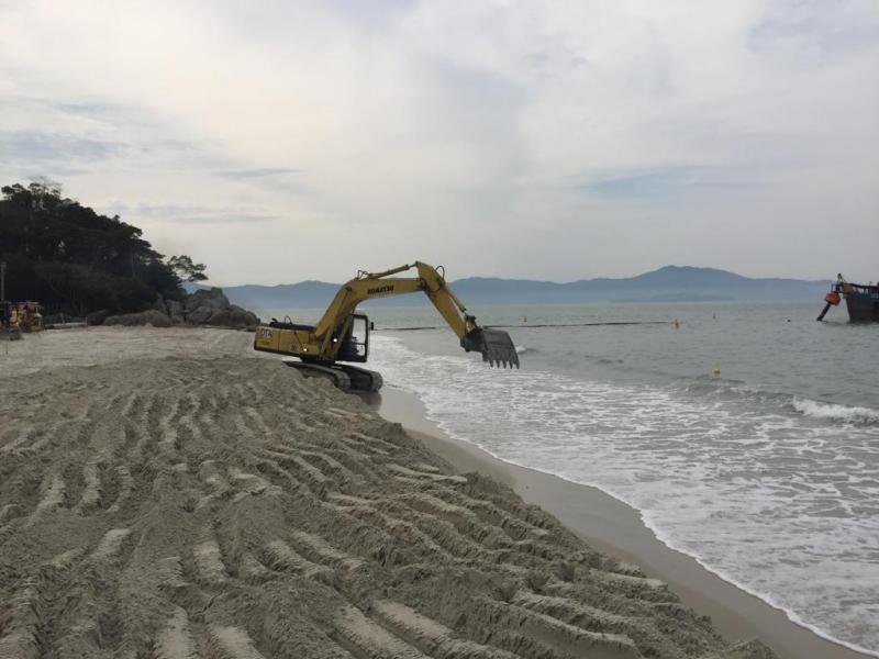 Imagens ao vivo das obras do engordamento da praia de Canasvieiras 