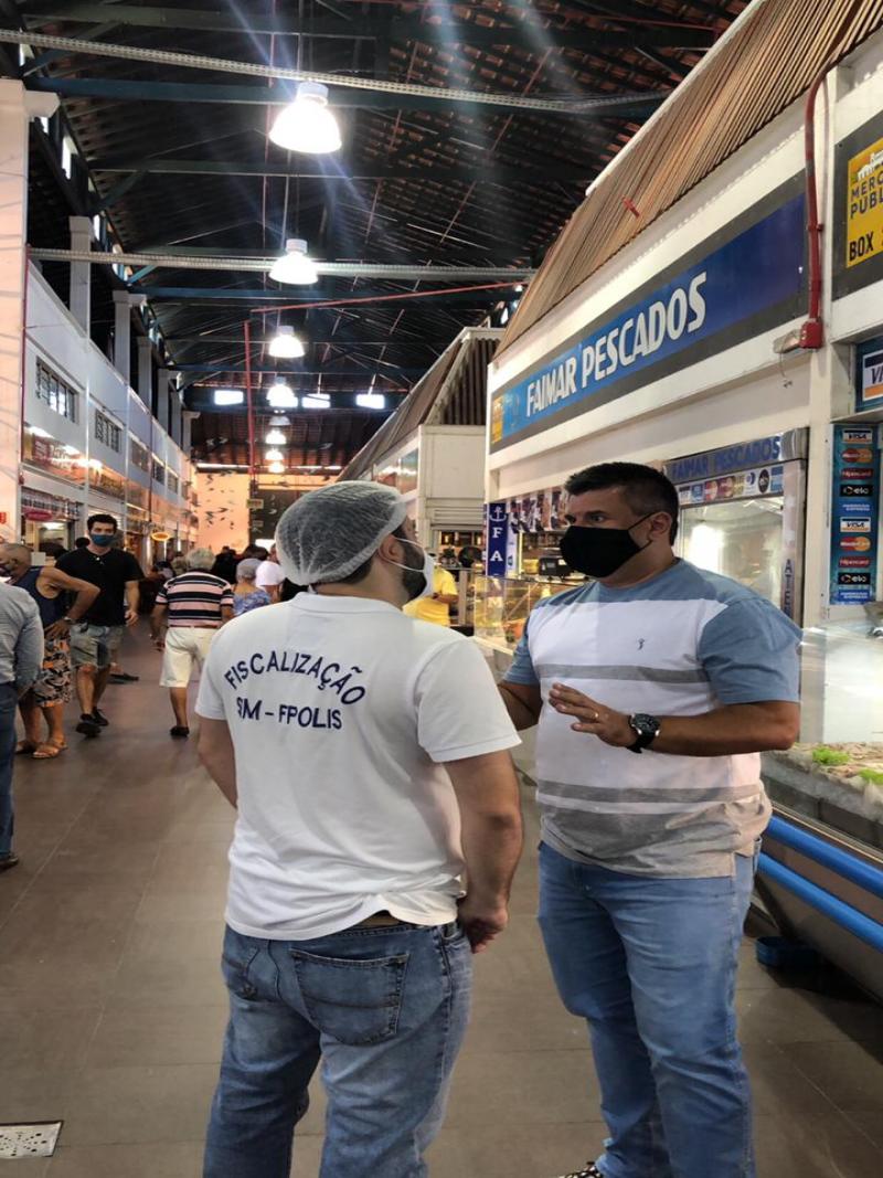 Serviço de Inspeção Municipal fiscaliza peixarias do Mercado Público