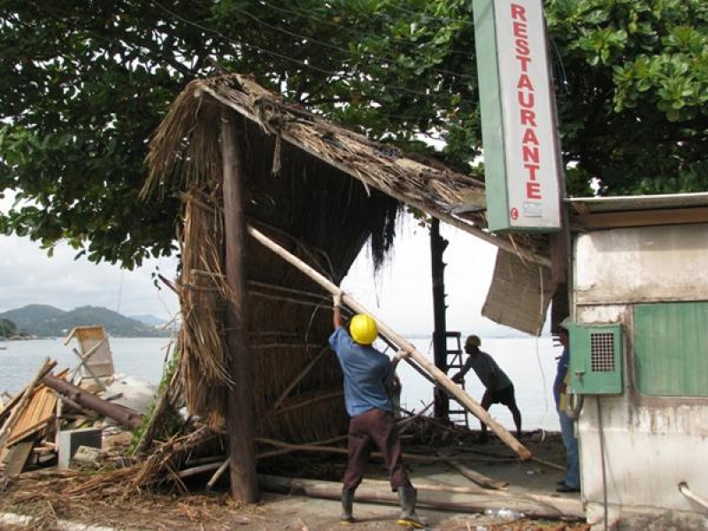 Floram realiza demolição de restaurante em Sambaqui