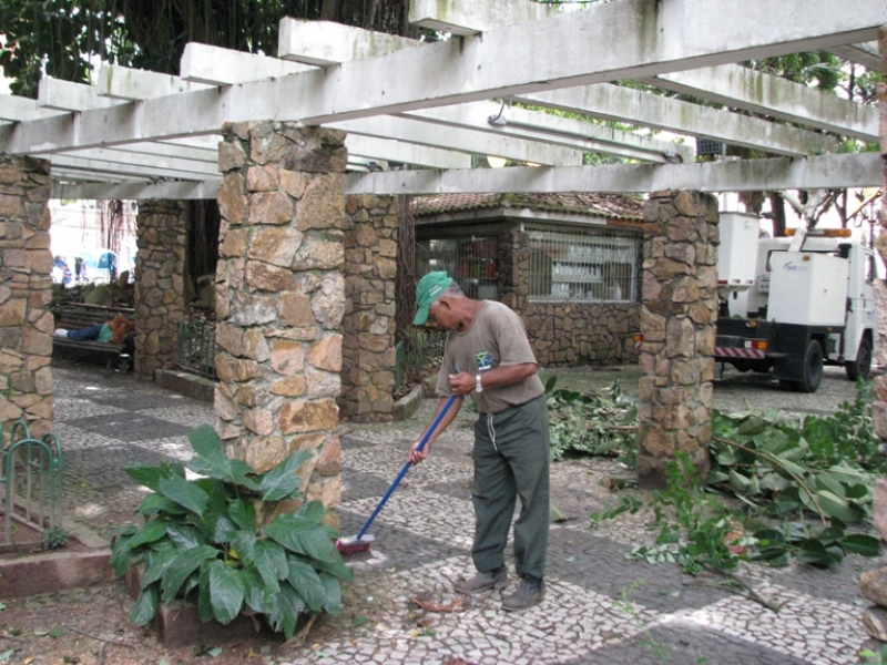 Praça XV está mais limpa depois de ação de limpeza e poda da Floram