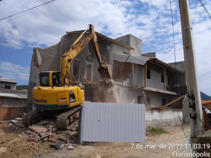 PMF faz demolição de quatro obras irregulares no Norte da Ilha