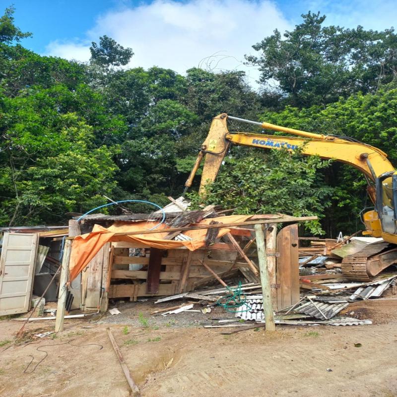 PMF realiza demolição de duas obras irregulares em Área de Preservação Permanente