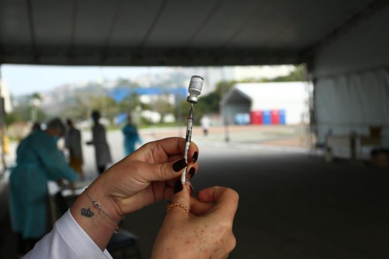 Florianópolis continua vacinação contra Covid-19 e Influenza neste sábado (09)