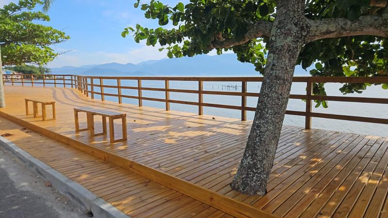Ribeirão da Ilha tem novo deck público à beira-mar para contemplação