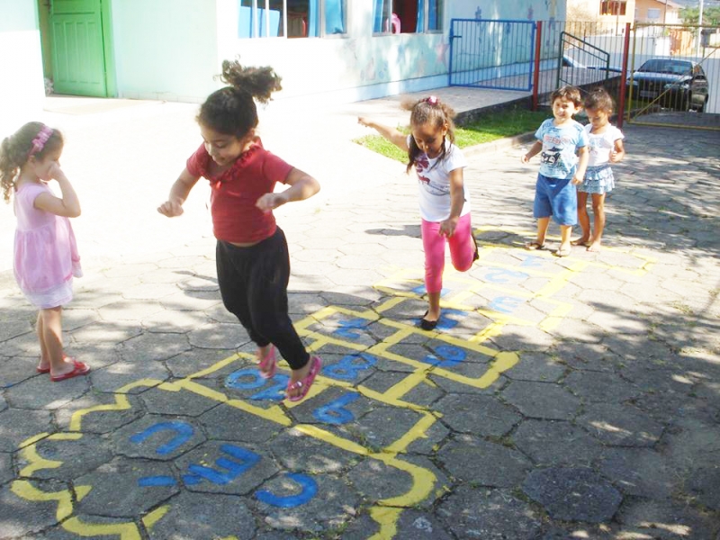 Brincadeiras antigas ganham espaço em Creche da Capital