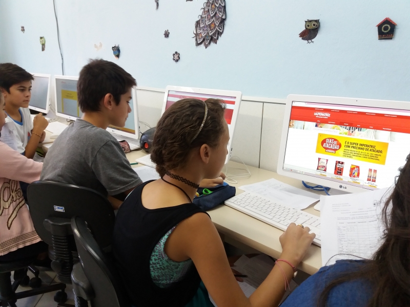 Professora utiliza pesquisa de preços para ensinar educação financeira
