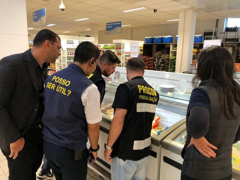 PROCON apreende mais de 300 kg de produtos irregulares na Capital