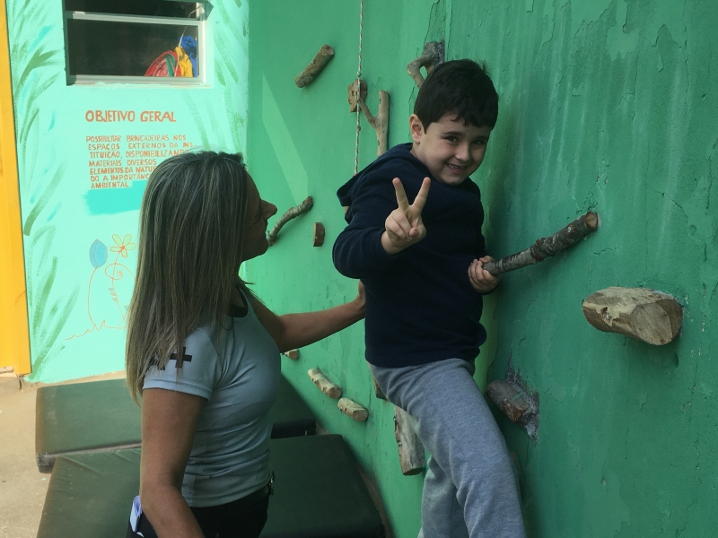 Crianças fazem atividade de escalada no NEI Gentil Mathias