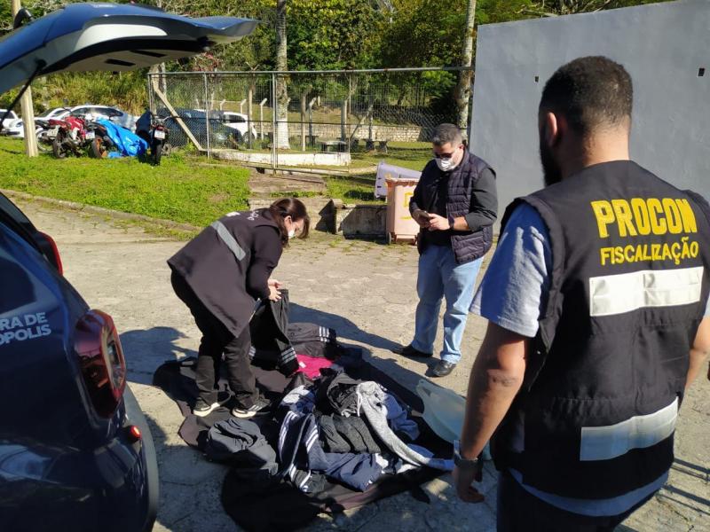 Prefeitura de Florianópolis faz operação de combate ao comércio ilegal de ambulantes no centro da cidade