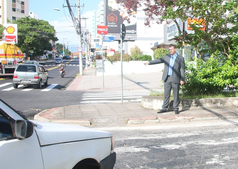 Prefeitura instala semáforo em Coqueiros