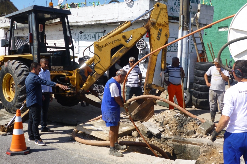 Rede pluvial da Chico Mendes passa por limpeza