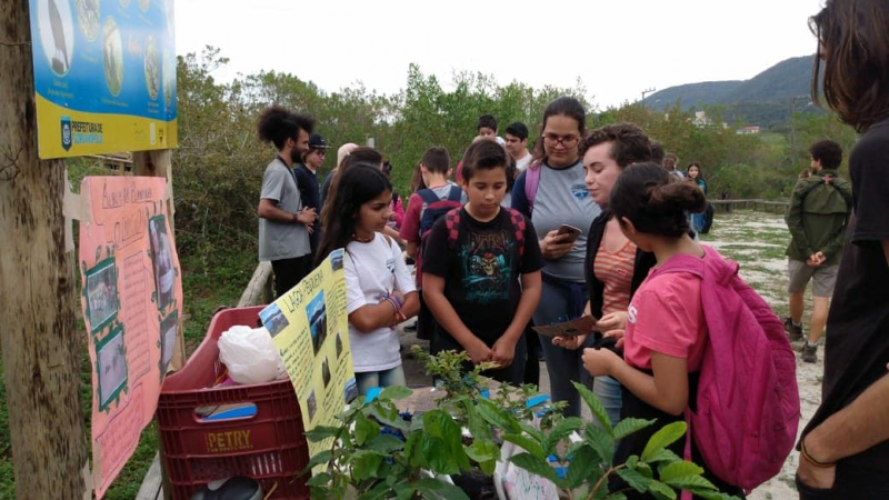 Alunos de Biologia da UFSC oferecem oficina para crianças da rede municipal de educação, na Lagoa Pequena