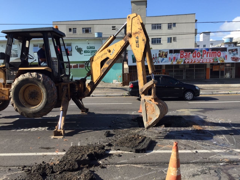 Reparo em galeria pluvial é feito no Continente