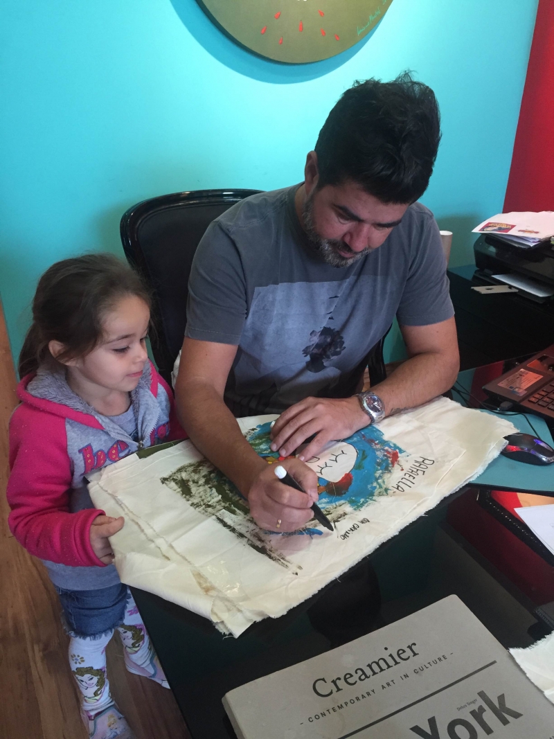 Luciano Martins autografa obras de alunos