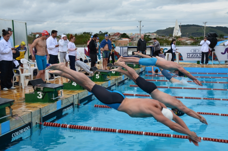 Natação de Florianópolis ganha 9 medalhas no 1º dia nos Jasc