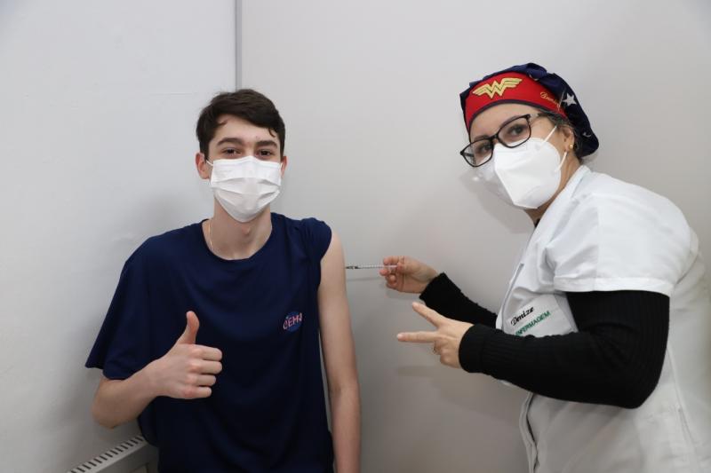 Florianópolis retoma vacinação de adolescentes nesta quarta e quinta