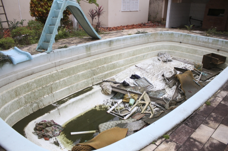 Começa demolição de casa abandonada no Continente