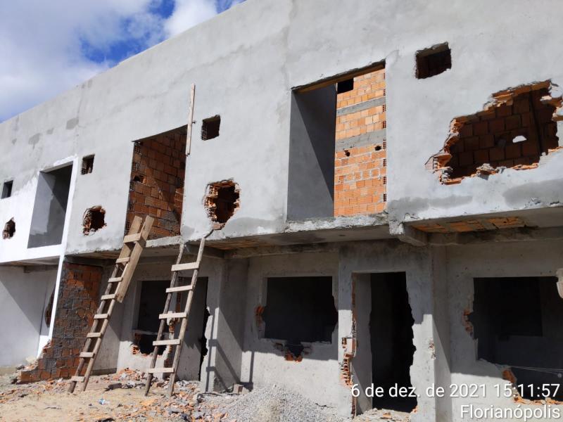 Prefeitura faz demolições de duas obras irregulares no Norte da Ilha