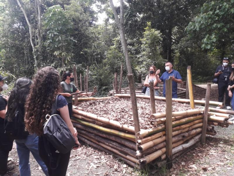 Floram promove atividade de compostagem e minhocário para estudantes do IFSC