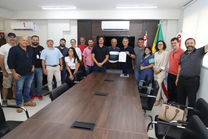 Prefeito Topázio assina a “Lei dos Pescados”