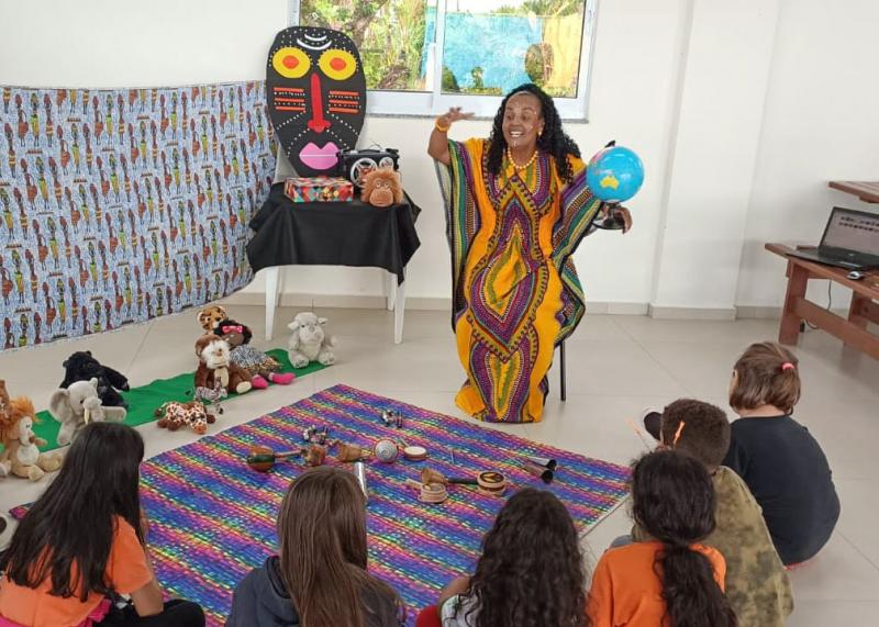 Oficina de contação de histórias apresenta cultura negra para crianças do CCFV Costeira 