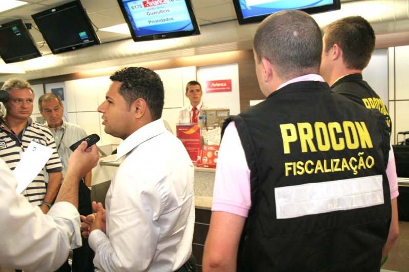 Procon autua companhia aérea em R$ 200 mil