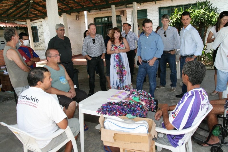 Cesar visita casas de assistência social