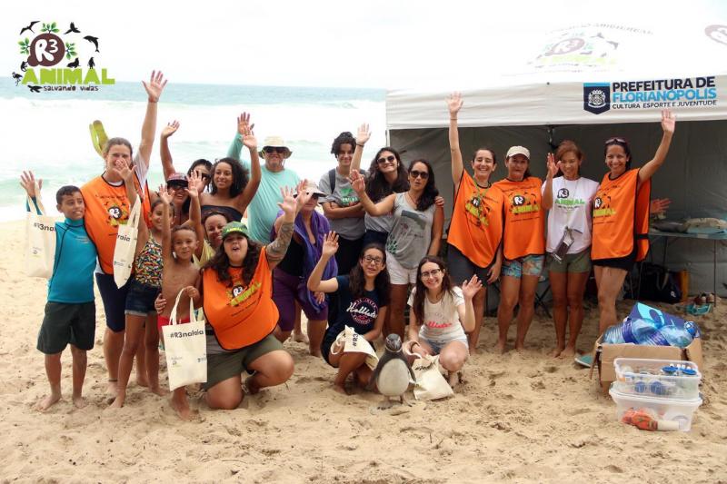 Ações de educação ambiental nas praias de Floripa
