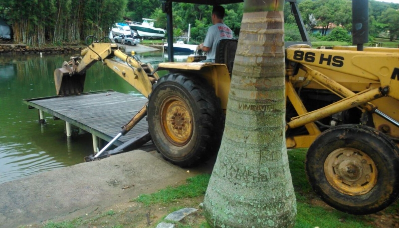 Deck é derrubado no canal da Barra da Lagoa