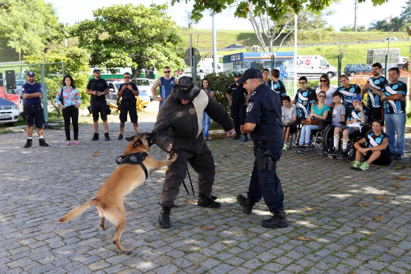 Paratletas do Instituto Paulo Escobar visitam a base da Guarda Municipal