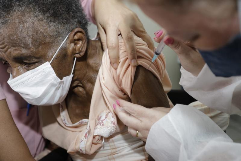 Idosos acima de 90 anos serão vacinados em casa