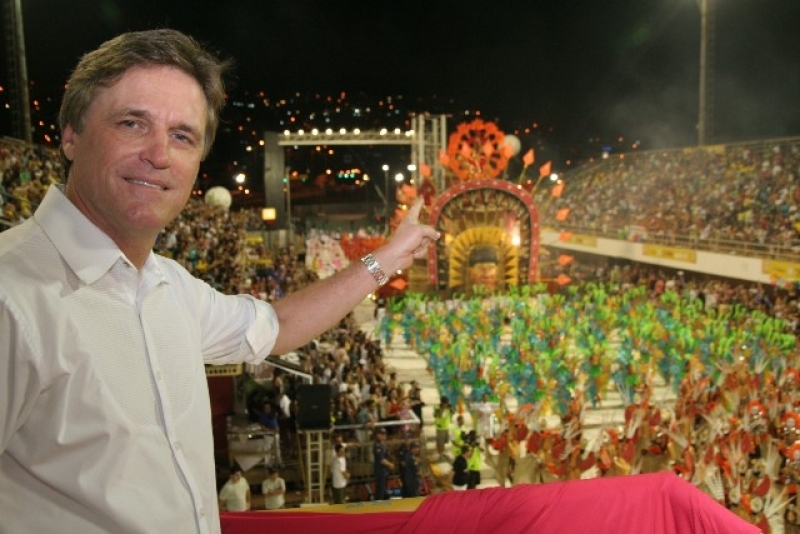 Na passarela: show de luz, cor e alegria na noite de sábado