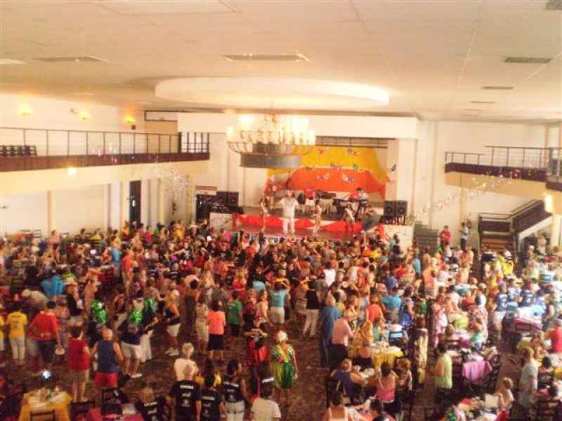 Baile de Carnaval da Terceira Idade reúne centenas de foliões