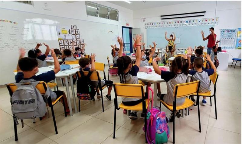 Escola do Futuro da Tapera possui aulas de Libras e muro grafitado com alfabeto da Língua Brasileira de Sinais