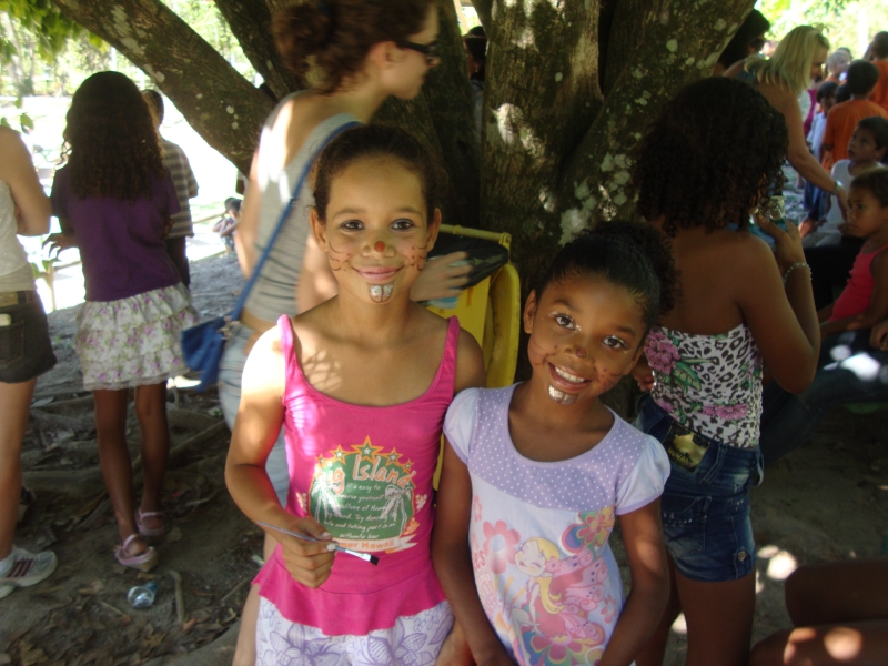 Crianças dos Centros de Educação Complementar recebem festa para comemorar a páscoa