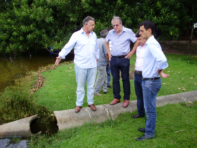 Secretário confere assoreamento da Lagoa da Conceição