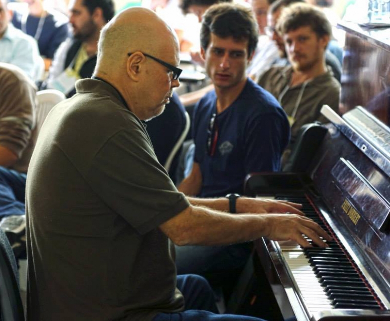 Escola de Música sedia workshop de improvisação
