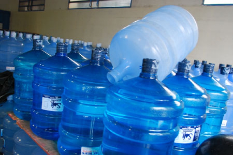 Procon notifica 15 distribuidoras de água mineral