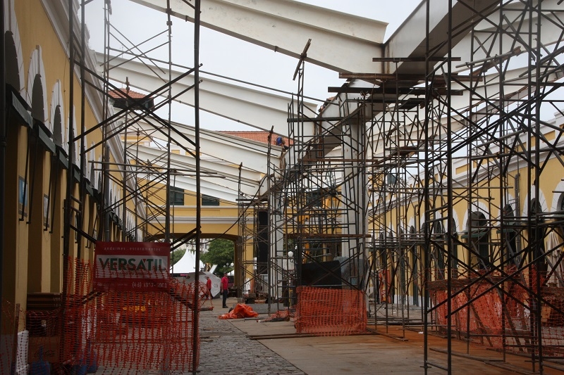 Obra de cobertura fecha vão central novamente