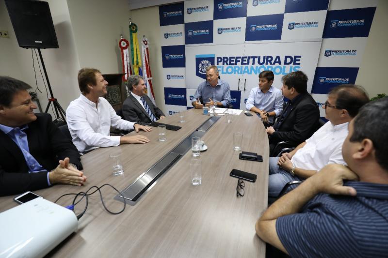Presidente da Federação Internacional de Tênis se reúne com Prefeito