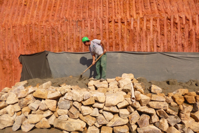 Obras do muro de arrimo seguem aceleradas