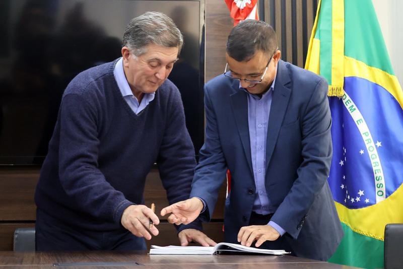 Prefeito de Florianópolis viaja ao Uruguai em missão do BID sobre experiência do ensino de tecnologia na rede pública