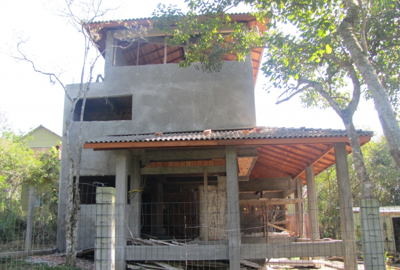 FLORAM executa demolição de obra no Canto da Lagoa