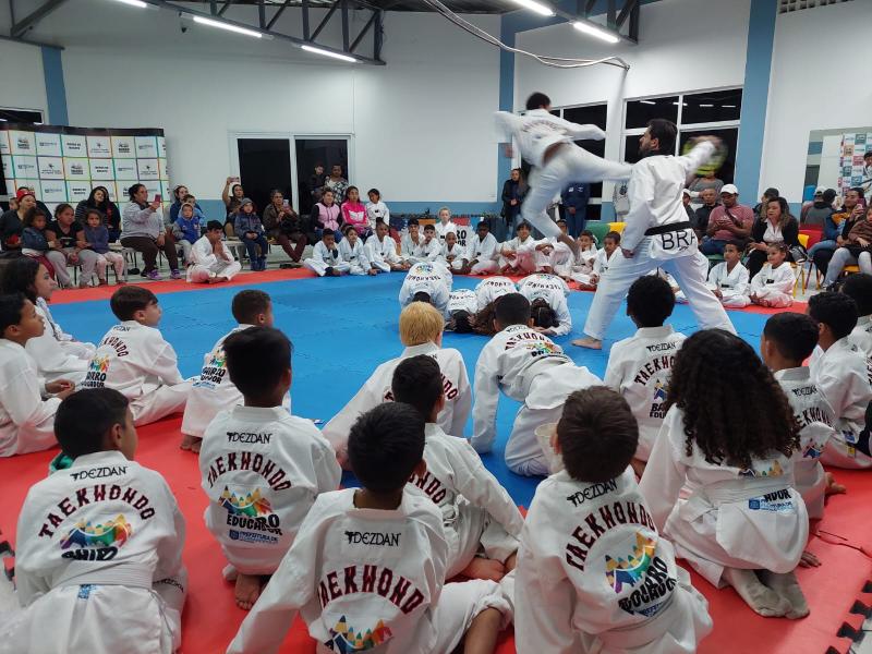 Estudantes da oficina de taekwondo do Programa Bairro Educador trocam de faixa