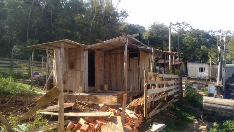 Nova operação contra invasões em Florianópolis derruba duas casas em construção nos Ingleses