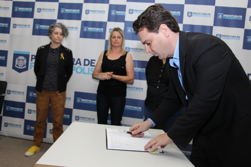 Implantado o primeiro conselho LGBT de SC