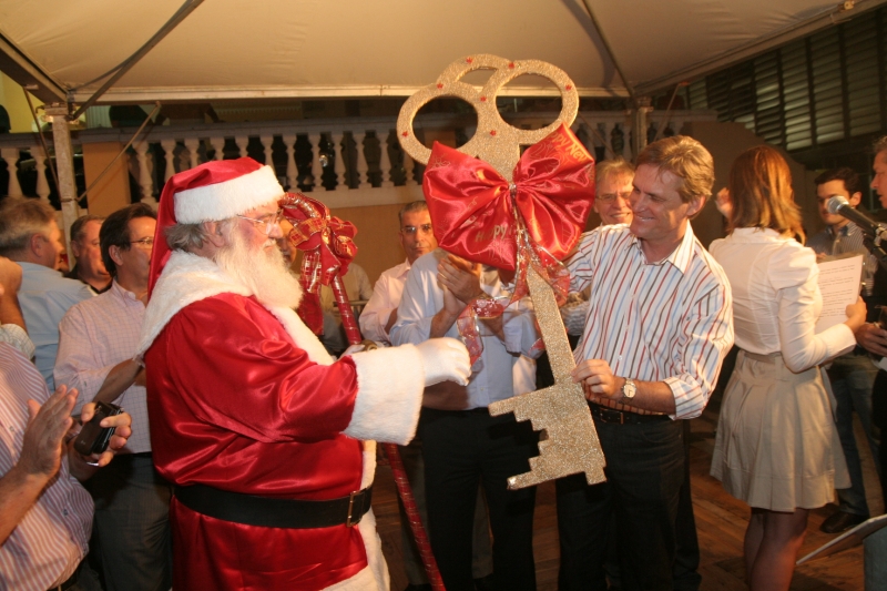 Papai Noel recebe a chave da cidade