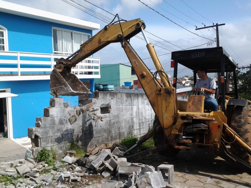 Muro que ameaçava cair no Monte Cristo é demolido 